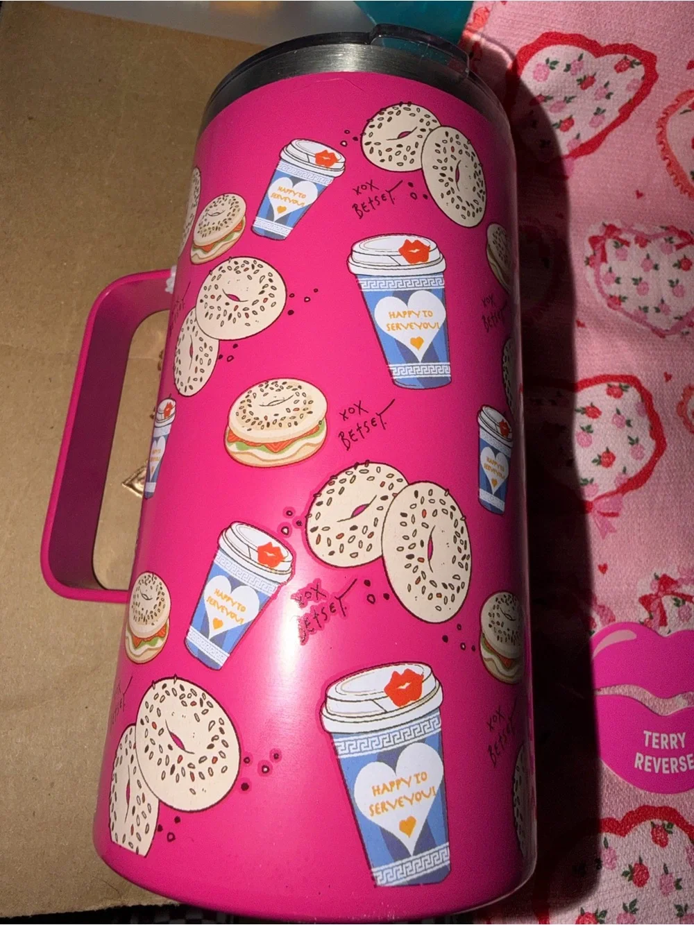 Betsey Johnson Pink Bagel Coffee 24oz Tumbler + Kitchen Towels Set NWT